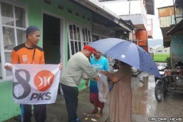 Padang Dilanda Banjir, Kader PKS Distribusikan Ribuan Nasi...