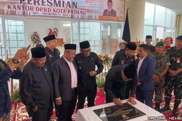 Wako Padang, Hendri Septa disaksikan pimpinan DPRD serta...