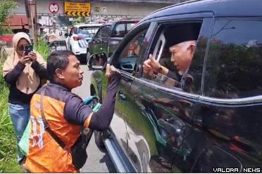 Gubernur Sumbar, Mahyeldi mendengarkan aspirasi dari...