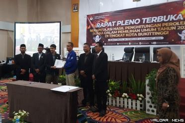 Ketua KPU Bukittinggi, Satria Putra menyerahkan salinan...