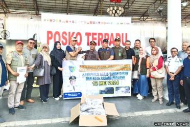 Pemkab Pessel menyerahkan bantuan bagi masyarakat korban...