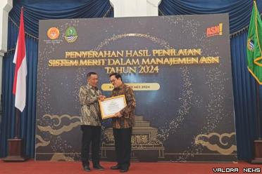 Bupati Pessel Rusma Yul Anwar, menerima penghargaan KASN...