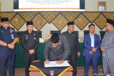 Ketua DPRD Padang, Syafrial Kani menandatangani nota...