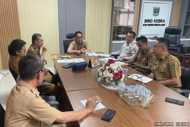 Kepala Biro Kesra Setdaprov Sumbar, Al Amin saat rapat...