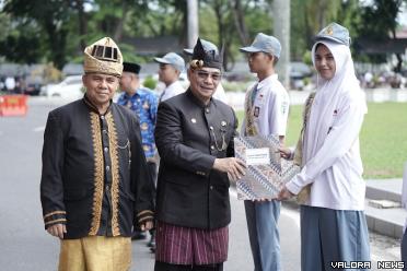 Plh Sekdaprov Sumbar, Erinaldi serahkan sertifikat sebagai...