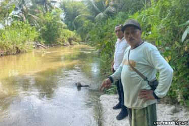 Anggota Pokmaswas di pinggiran aliran sungai Batang Tapakis...