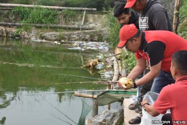 Bupati Agam, Andri Warman melepas Ikan Rayo untuk menambah...