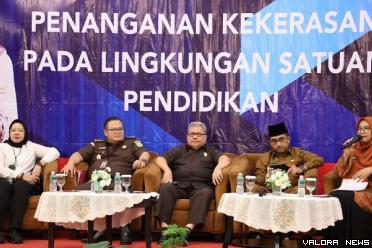 Ketua DPRD Sumbar, Muhidi didampingi Barlius (Kadisdik) dan...