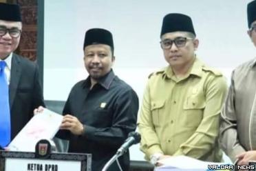 Ketua DPRD Bukittinggi, Syaiful Efendi didampingi para...