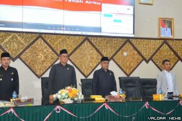 Ketua DPRD Padang, Syafrial Kani didampingi wakil ketua...