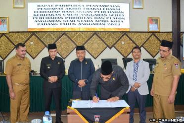 Ketua DPRD Padang, Syafrial Kani disaksikan Ekos Albar...