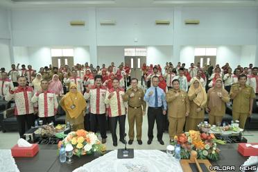 Pj Sekda Sumbar, Yozarwardi Usama Putra foto bersama dengan...