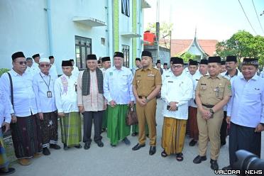 Plt Gubernur Sumbar, Audy Joinaldy bersama pengasuh pondok...