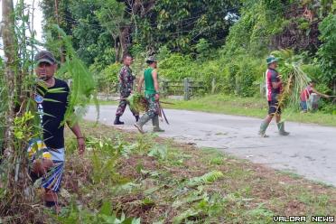 Personel TMMD 116 Mentawai, membersihkan bahu jalan di Desa...