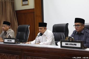 Ketua DPRD Bukittinggi, Beny Yusrial (tengah) bersama...