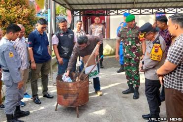 KPU Pessel, Sumatera Barat, memusnahkan ratusan lembar...