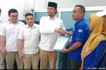 Ketua Partai Gerindra Bukittinggi, H Erman Safar serahkan...