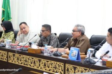 Ketua DPRD Sumbar, Muhidi didampingi para wakil ketua dan...