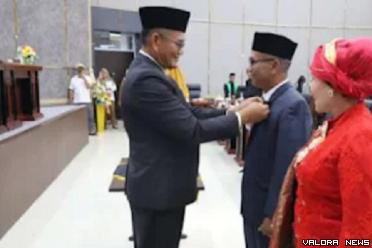 Ketua DPRD Padang, Syafrial Kani menyematkan Pin emas pada...