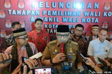 Pj Walikota Padang Andree Algamar diwawancara awak media...