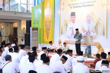 Penjabat (Pj) Wali Kota Pekanbaru, Muflihun memberikan...