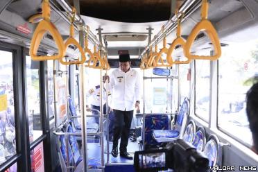 Wako Pekanbaru, Muflihun memeriksa kelayakan bus TMP yang...