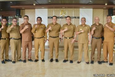 Pjs Bupati Agam, Endrizal foto bersama dengan sejumlah Pjs...