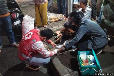 Personel PMI Bukittinggi, berikan layanan pertolongan...