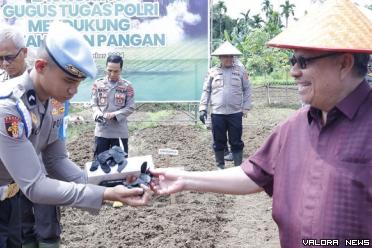 Ketua DPRD Sumbar, Muhidi menyerahkan menerima bibit jagung...