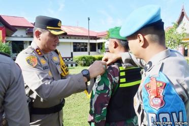 Kapolres Agam, AKBP Muhammad Agus Hidayat pasangkan pita...