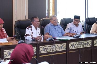 Ketua DPRD Sumbar, Muhidi mendengarkan apsirasi yang...