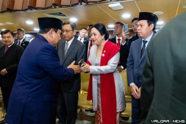 Ketua DPR RI, Puan Maharani saat berjabat tangan dan...