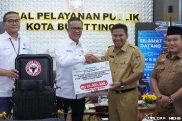 Direktur PT Semen Padang, Indrieffouny Indra menyerahkan...