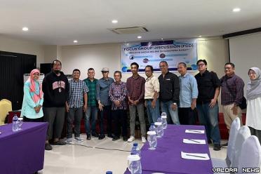 Ketua PUSINDOK Unand, Dr Wannofri Samry bersama Reyhan Alfi...