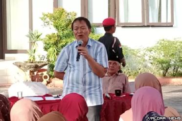 Anggota DPRD Sumbar, Albert Hendra Lukman berdialog dengan...