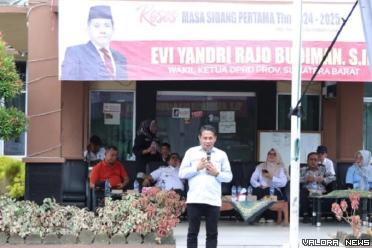 Wakil Ketua DPRD Sumbar, Evi Yandri berdialog dengan...