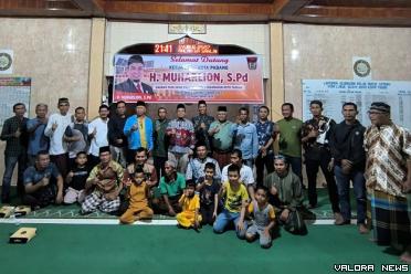 Ketua DPRD Padang, Muharlion foto bersama warga Komplek...