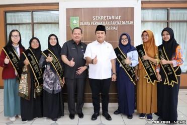 Ketua DPRD Riau, Yulisman didampingi Plh Sekretaris DPRD...