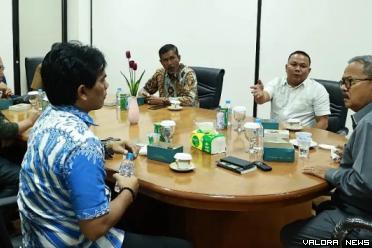 Ketua BK DPRD Sumbar, Muzli M Nur berdialog dengan...