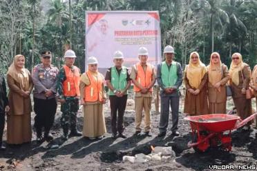 Bupati Rusma Yul Anwar, bersama Forkopimda, meletakkan batu...