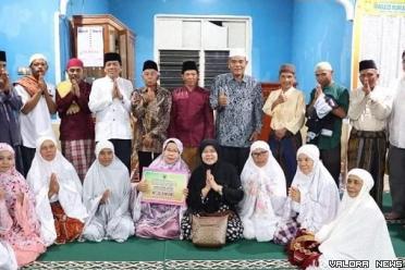 Wakil Ketua DPRD Sumatera Barat, Suwirpen Suib foto bersama...