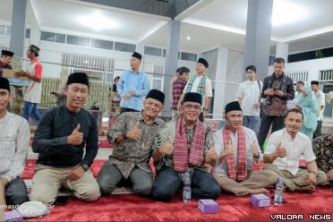 Ketua DPRD Sumbar, Supardi bersama pengurus Masjid...