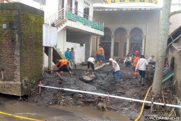 Personel BPBD Agam bersihkan pekarangan Masjid Jami' di...