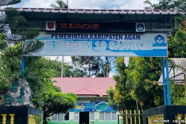 Gerbang sekolah SDN 10 Sangkir di Nagari Lubuk Basung,...