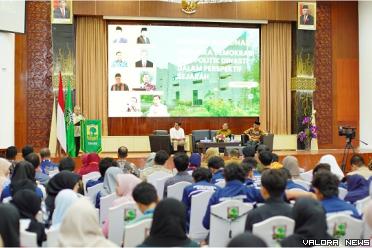 Wakil Rektor III Unand, Prof Kurnia Warman membuka Seminar...