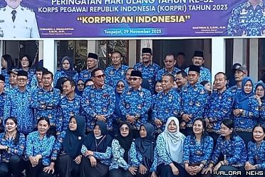Sekda Mentawai, Martinus Dahlan foto bersama ASN usai...