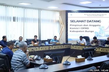 Anggota Tenaga Ahli DPRD Sumbar, Nasir Ahmad berdialog...