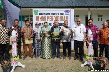 Gubernur Riau, Syamsuar bersama Kamsol (Kadisdik) dan...