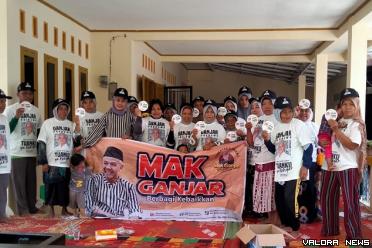 Koordinator Wilayah Mak Ganjar Sumbar, Ulfa (baju garis...