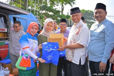 Gubernur Sumbar, Mahyeldi menyerakan door prize pada warga...